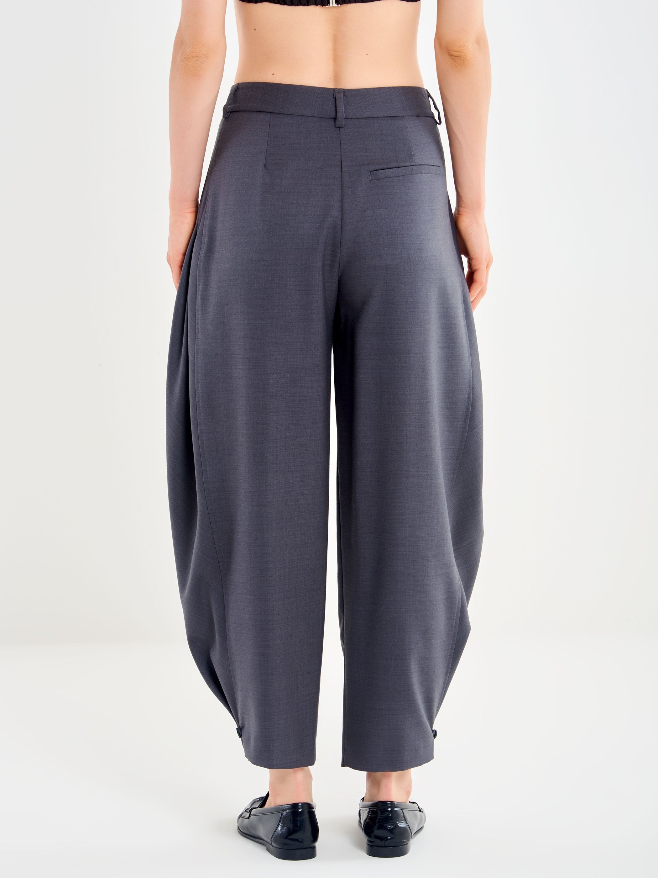 Pantalone con Bottoncino sul Fondo