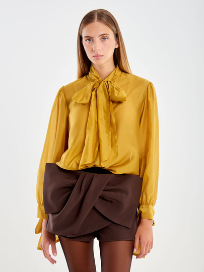 Shirt with a Knotted Collar