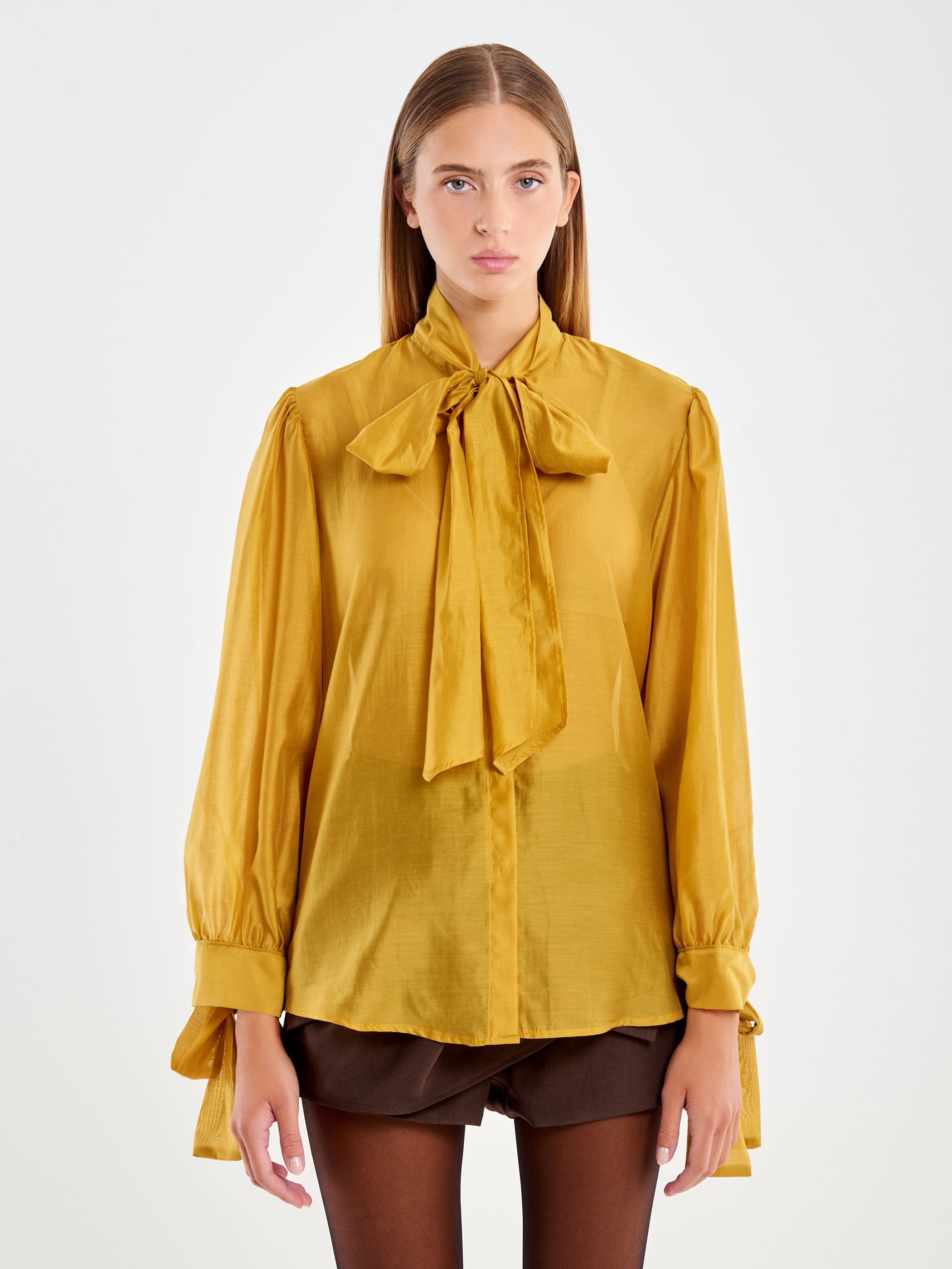 Shirt with a Knotted Collar