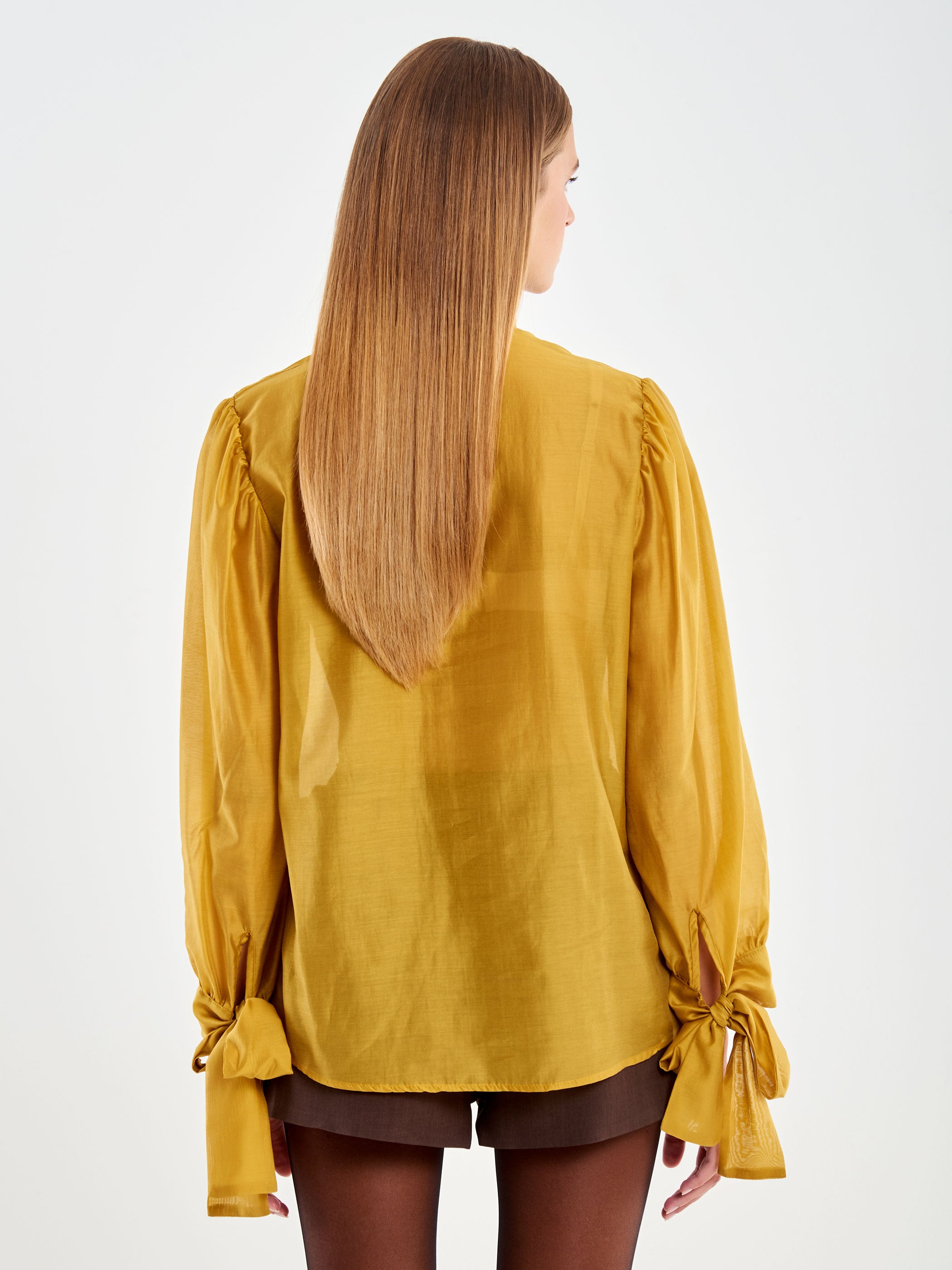 Shirt with a Knotted Collar